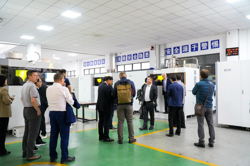 釜山機械制造企業(yè)代表團參觀毅速激光金屬3D打印設(shè)備研發(fā)車間.png